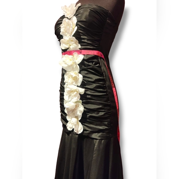 Long black Ruched evening Dress. Adorned With White Roses. Size 8 - Picture 8 of 8